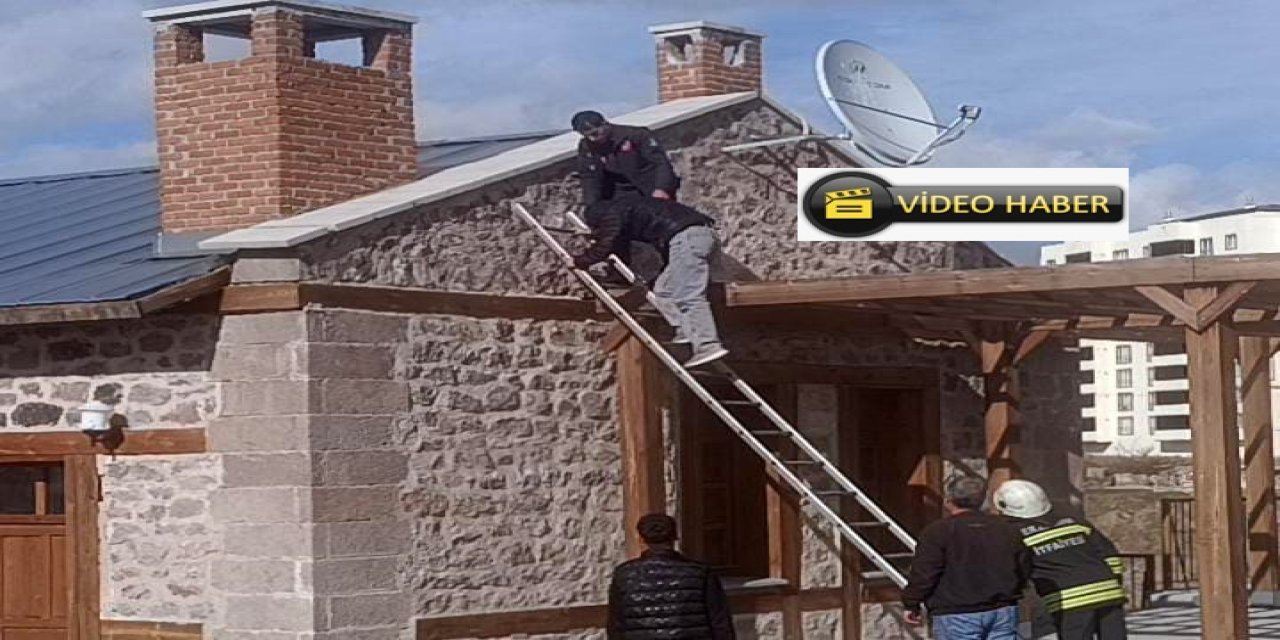 Gençlerin çatıya çıkma şakası korkuya döndü