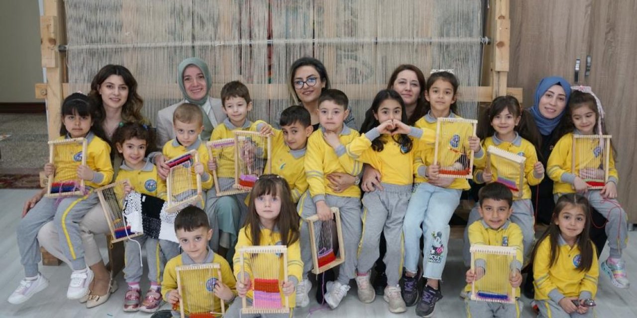 Anaokulu öğrencileri halı tezgahıyla tanıştı