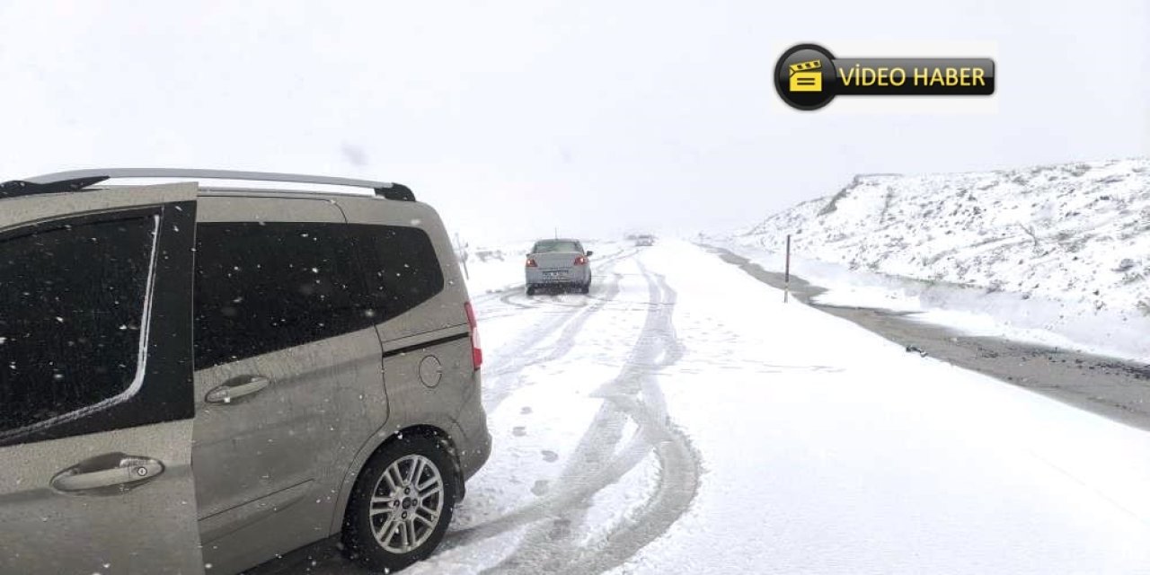 Palandöken geçidinde ulaşıma kar ve tipi engeli