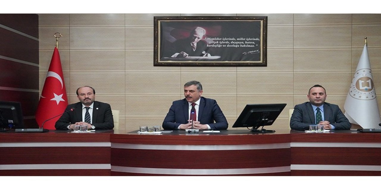 Palandöken Ekonomi Forumu’nda görev alan ETÜ’lülere jest