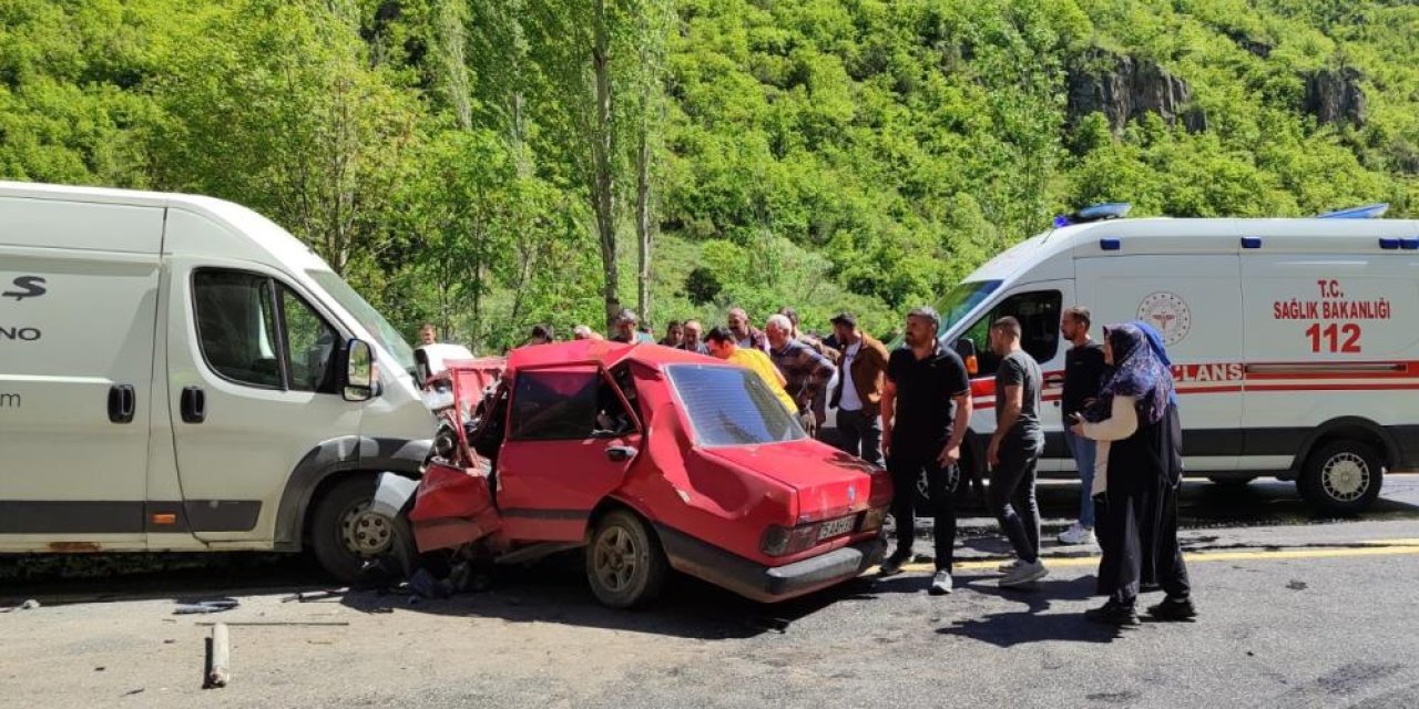 Minibüsle otomobil çarpıştı: 2 ölü