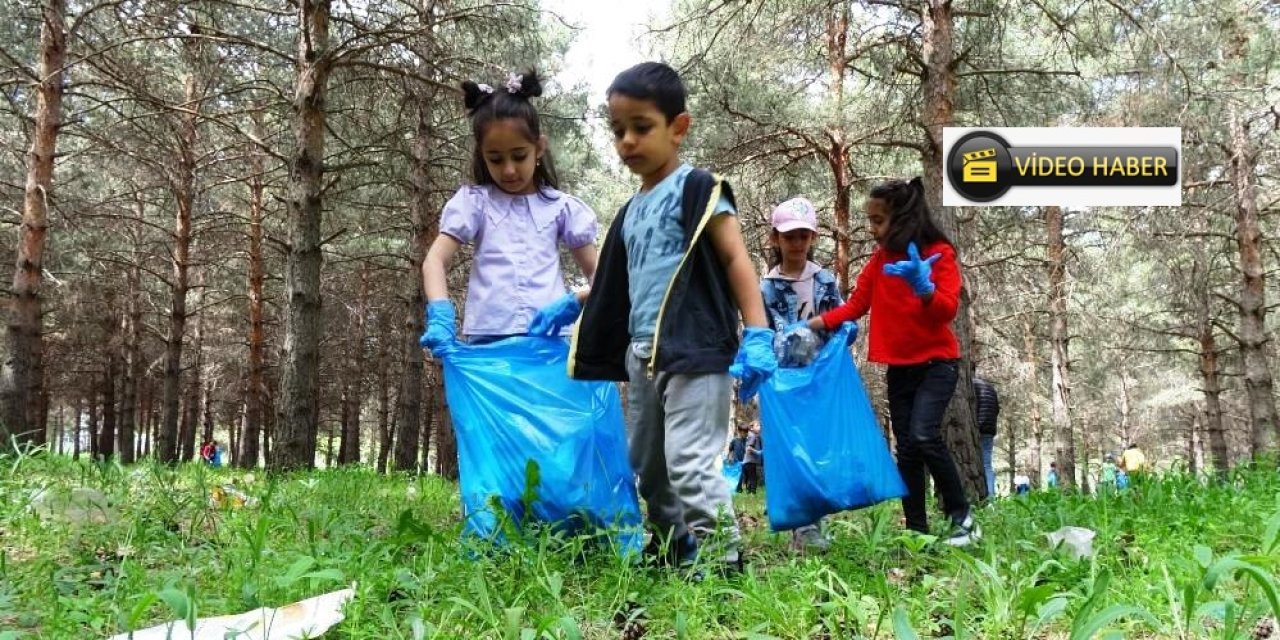 Büyüklerin kirlettiği çevreyi minikler temizledi