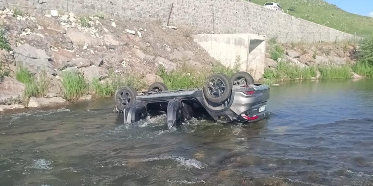 Dereye uçan araçta bir aile yok oldu