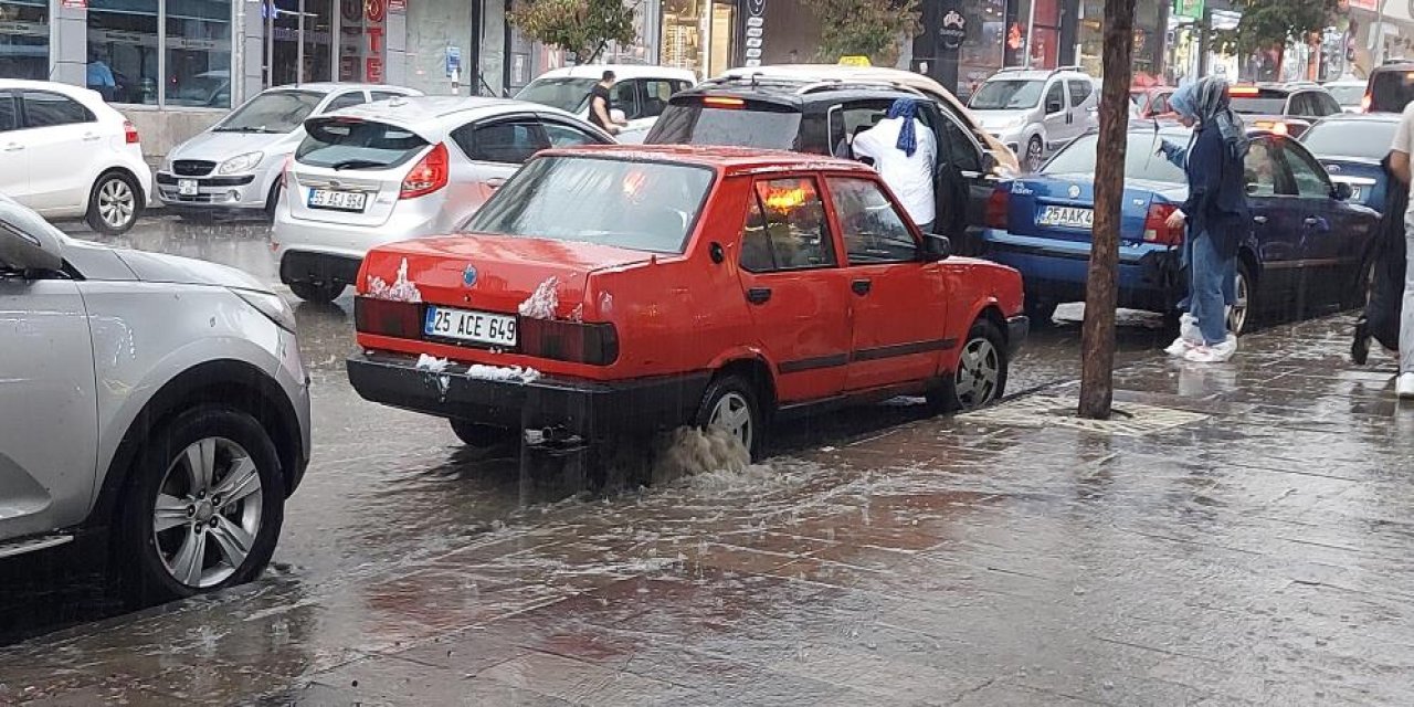 Erzurum'da sağanak hayatı felç etti