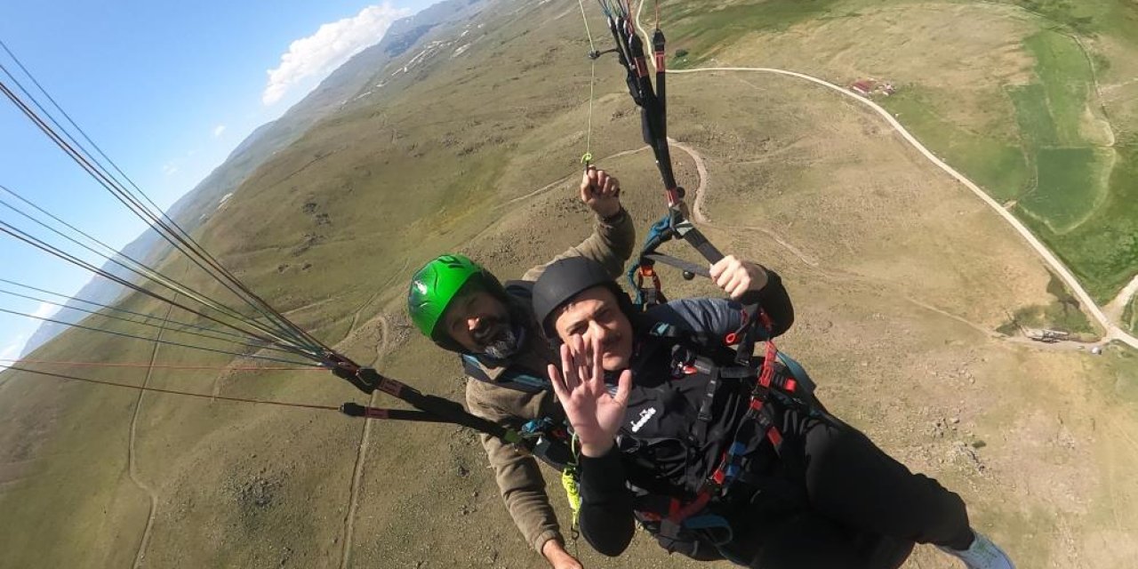 Bu defa yamaç paraşütüyle zirveden uçtu