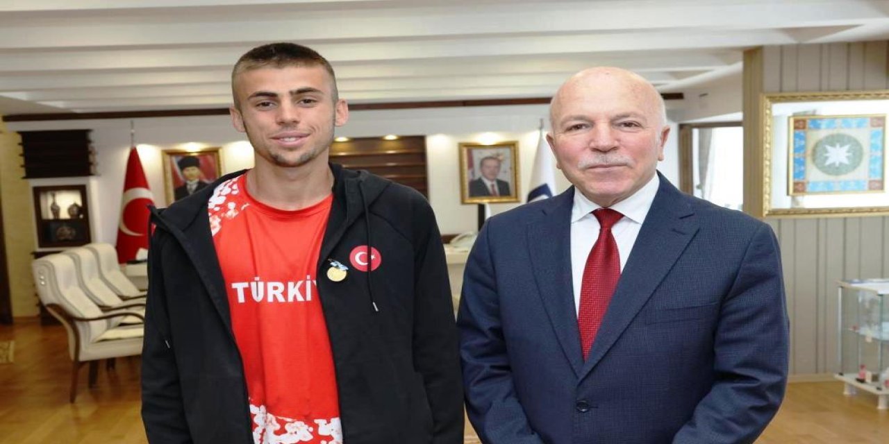 Başkan Sekmen şampiyon atleti kutladı