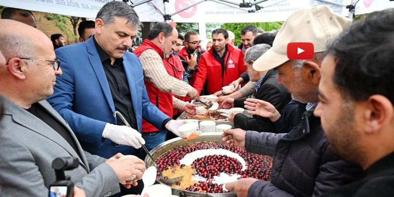 Vali Çiftçi vatandaşlara aşure dağıttı