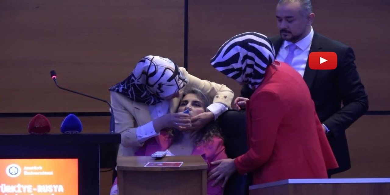 Panele katılan öğretim üyesi kürsüde fenalık geçirdi
