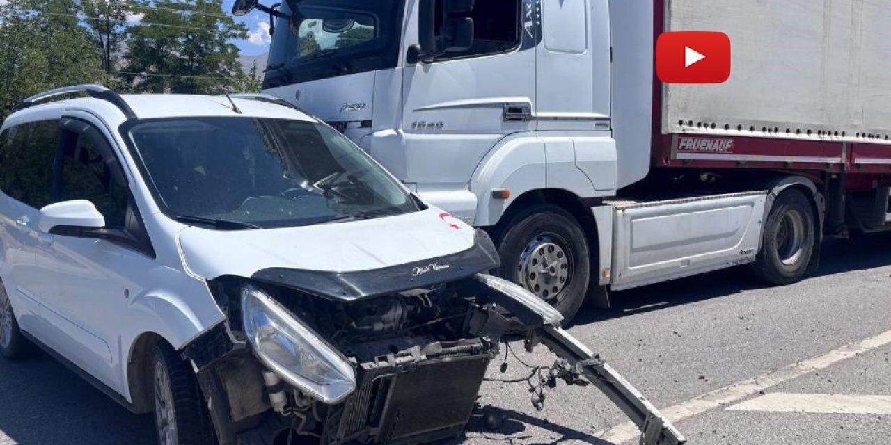 Erzincan-Erzurum kara yolunda otomobille tır çarpıştı. Kazada 2 kişi yaralandı.
