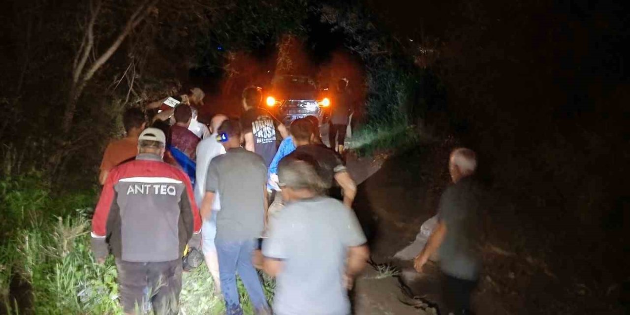 Oltu’da otomobil sel sularına kapıldı