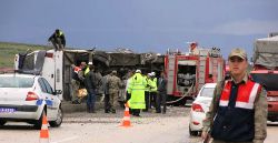 Erzurum'da yolcu otobüsü yan yattı: 20 yaralı