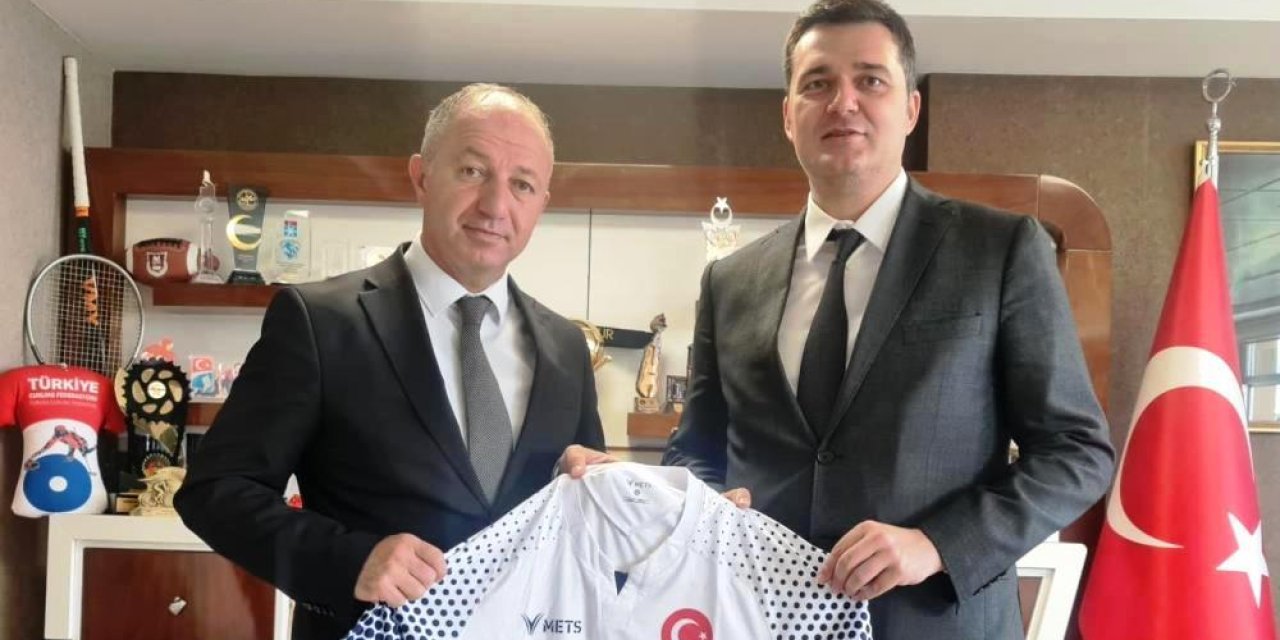 Günaydın’a forma hediye etti