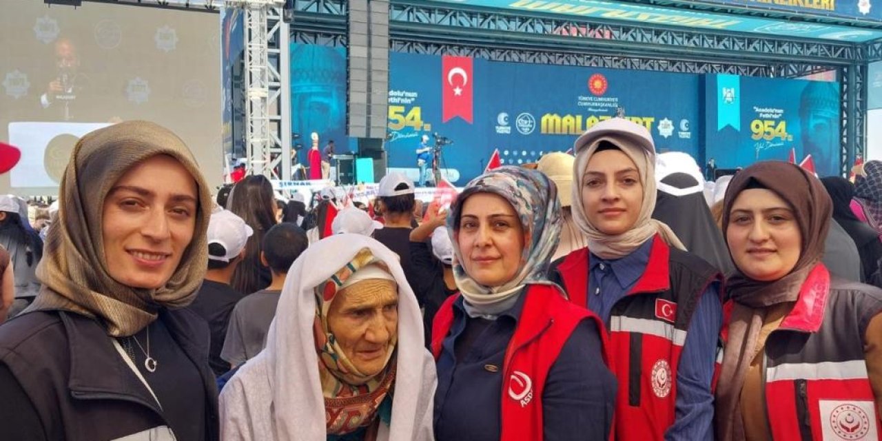 Erzurumlu Hüsna teyze dualarıyla tarihe tanıklık etti