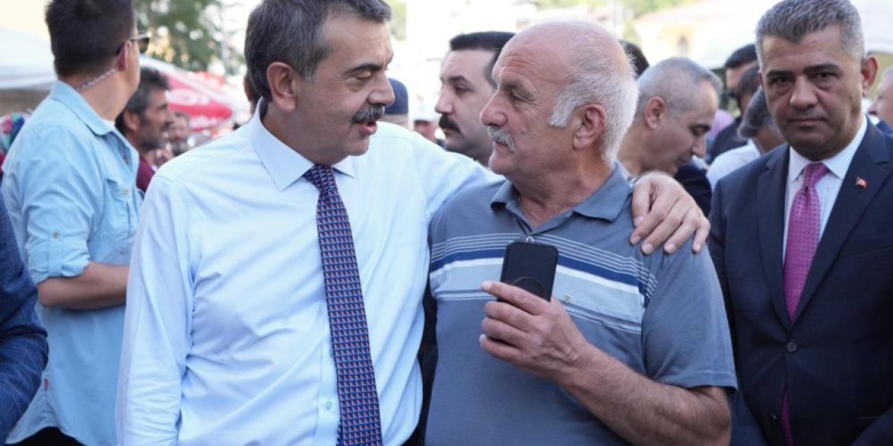 Bakan Tekin memleketi Uzundere’de