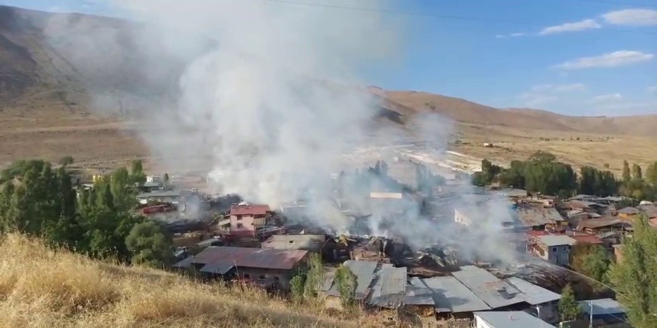 Büyük yangın da 15 ev kullanılamaz hale geldi