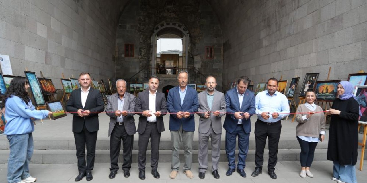 Tarihi Çifte Minareli Medrese'de resim sergisi