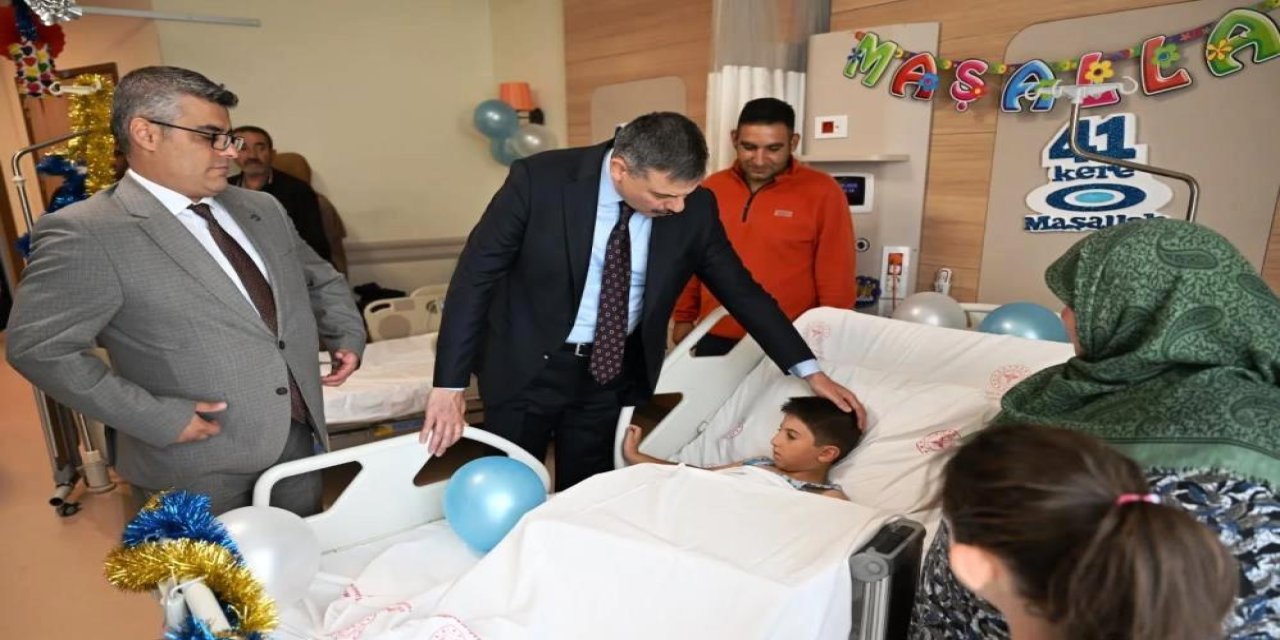 Vali Çiftçi sünnet olan çocukları hastanede ziyaret etti