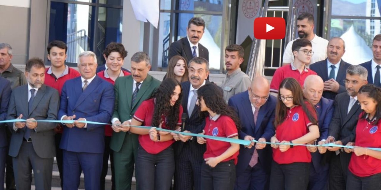 Erzurum'da okul açılışını okulun öğrencileriyle birlikte yaptı
