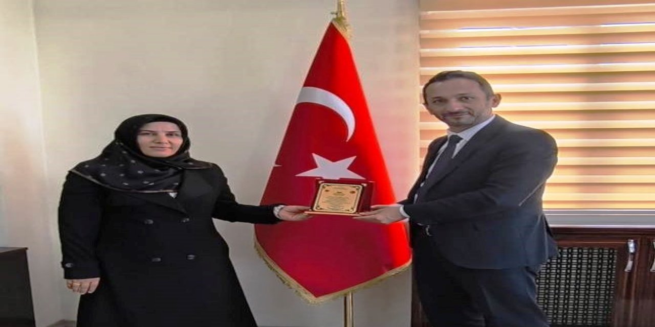 Başarılı hocalara teşekkür plaketi