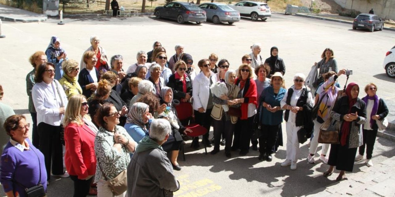 Nenehatun Kız Anadolu Lisesi'nin yarım asırlık mezunları bir araya geldi