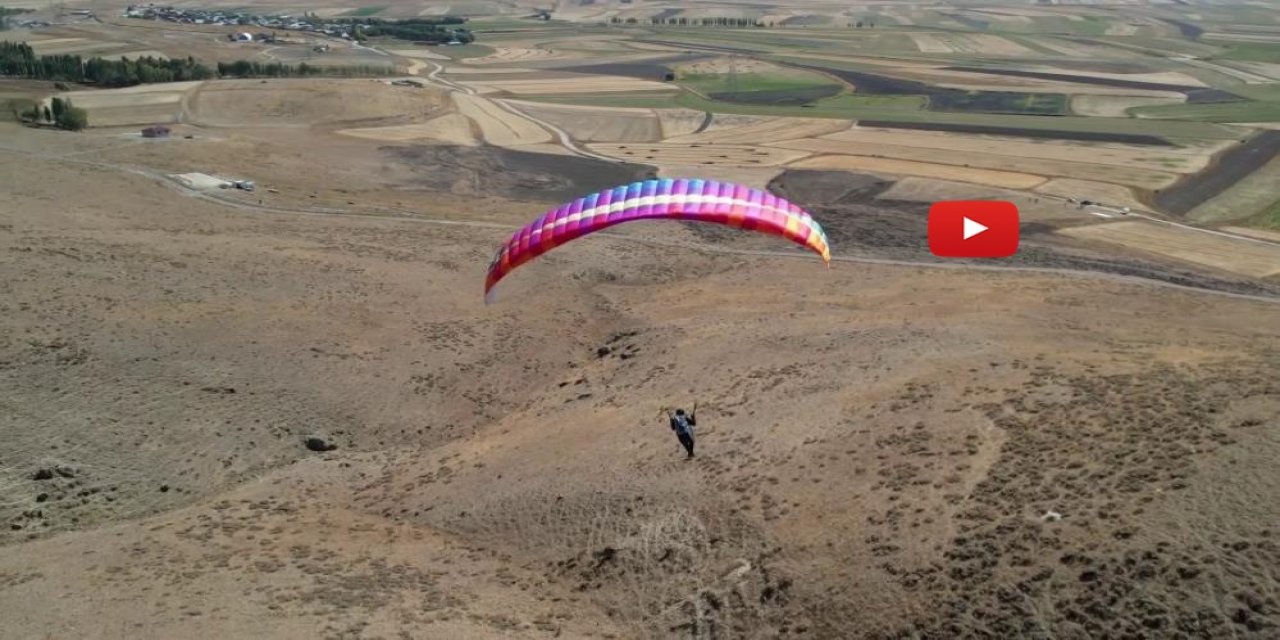 Erzurum'da gökyüzü rengarenk paraşütlerle süslendi