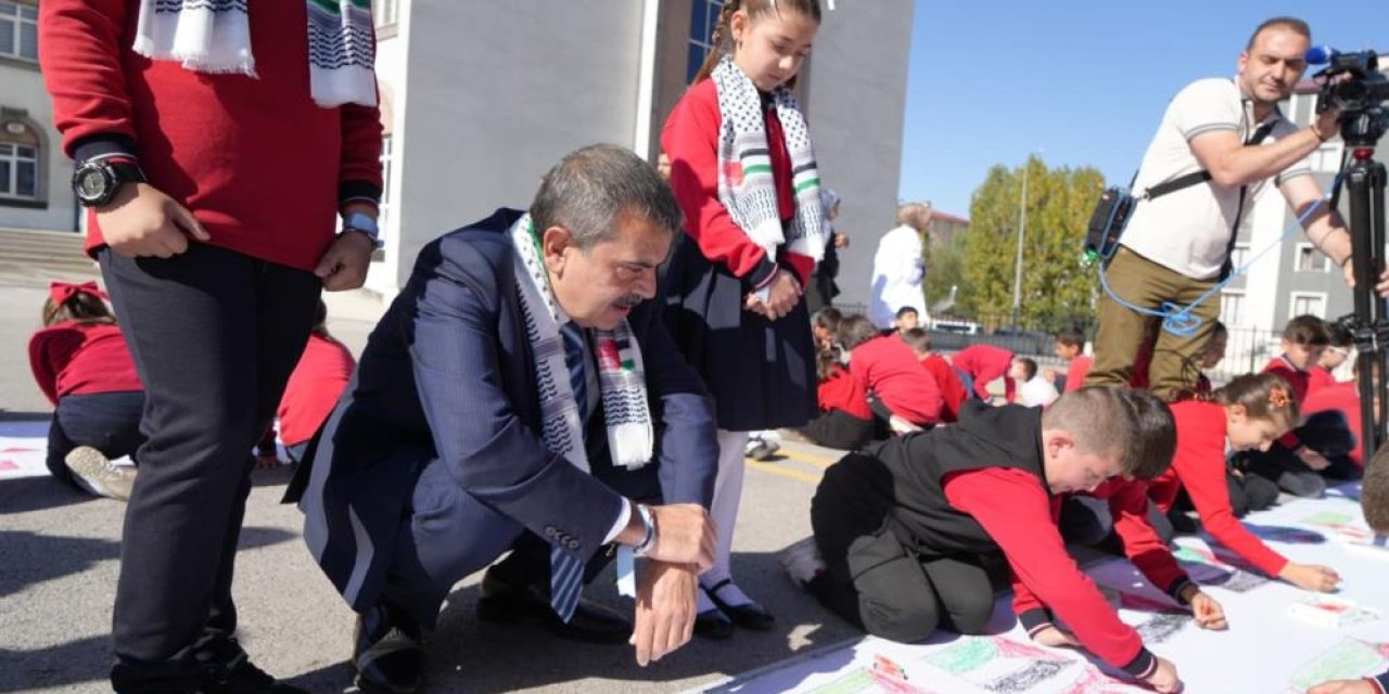 Bakan Tekin: "Bu dünyayı hepimiz için yaşanabilir kılacak bireyler yetiştirmemiz lazım"