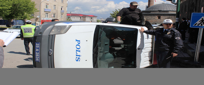 Erzurum'da Polis Otosu Kaza Yaptı: 2 Yaralı