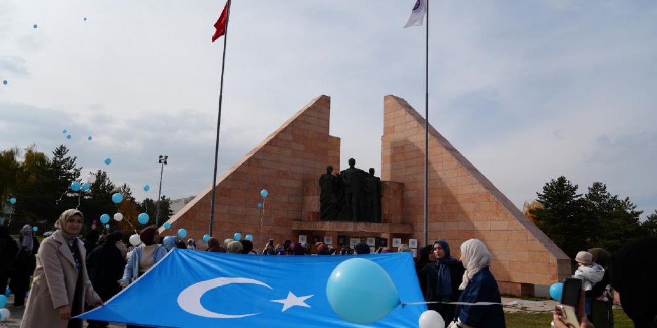 Mavi beyaz balonlarla Doğu Türkistan'ın sesi oldular