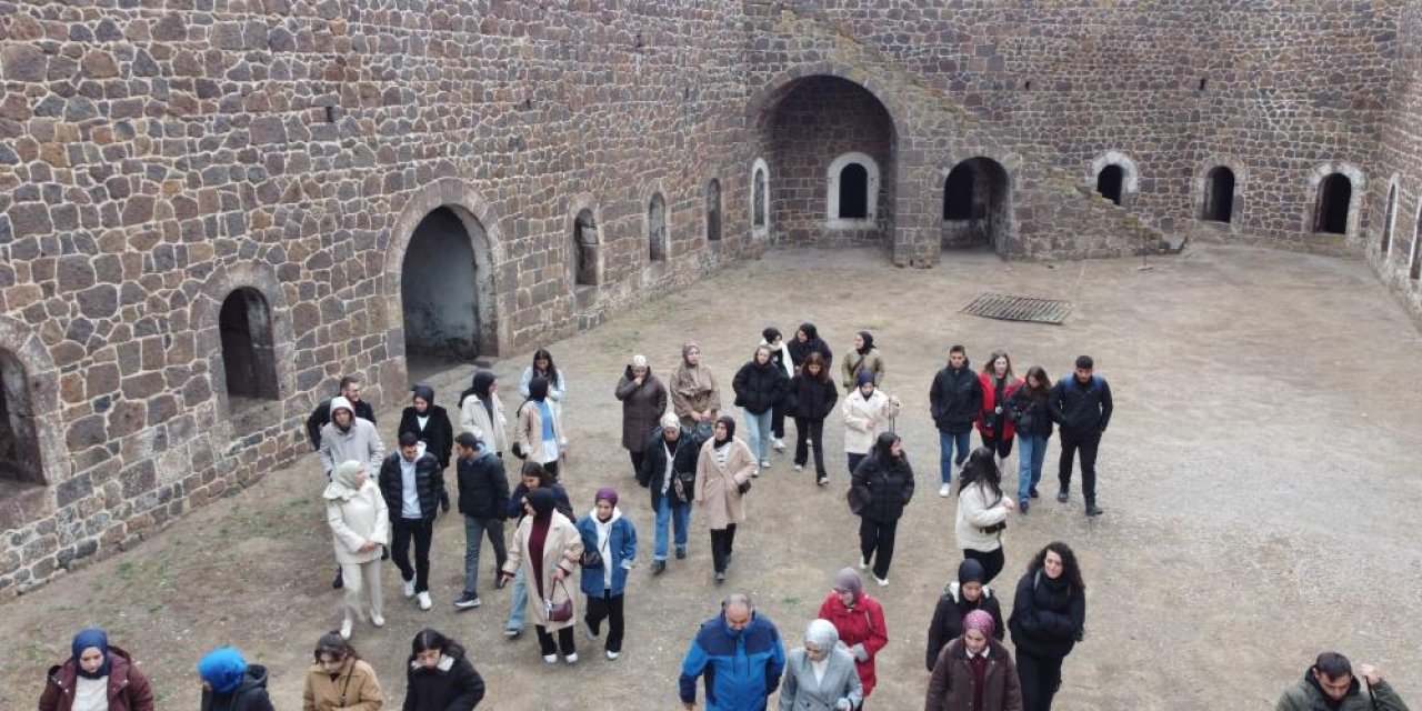 Tarihi mekanda öğrencilere ders