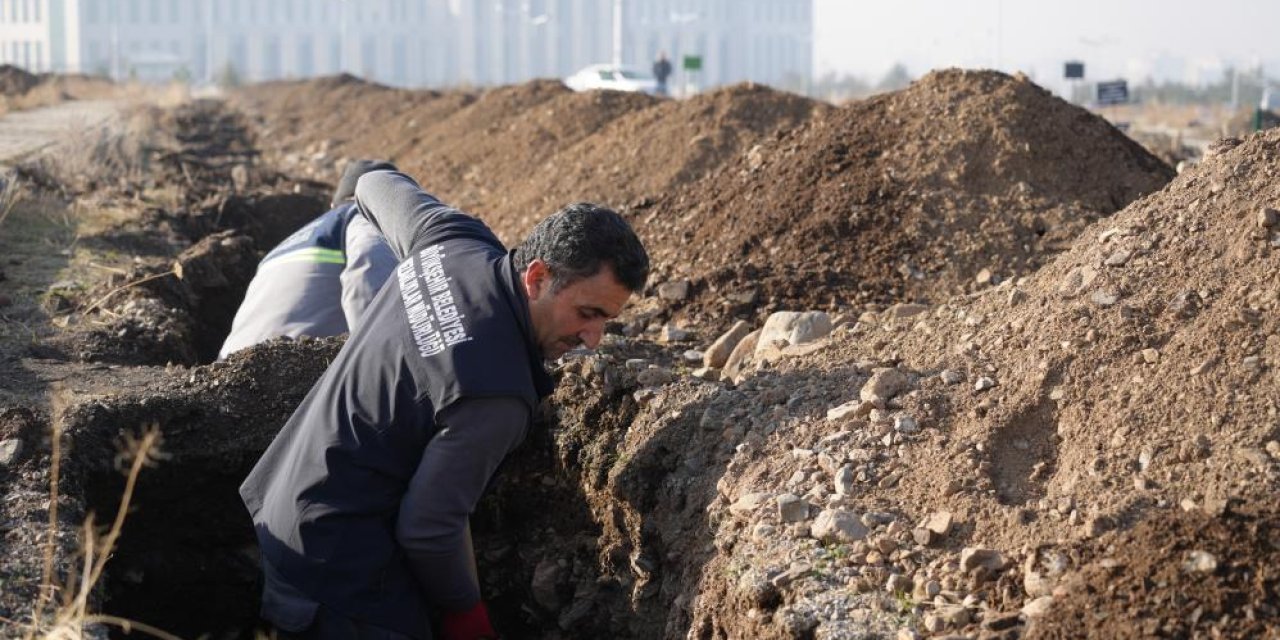 Erzurum'da kış öncesi mezar hazırlığı