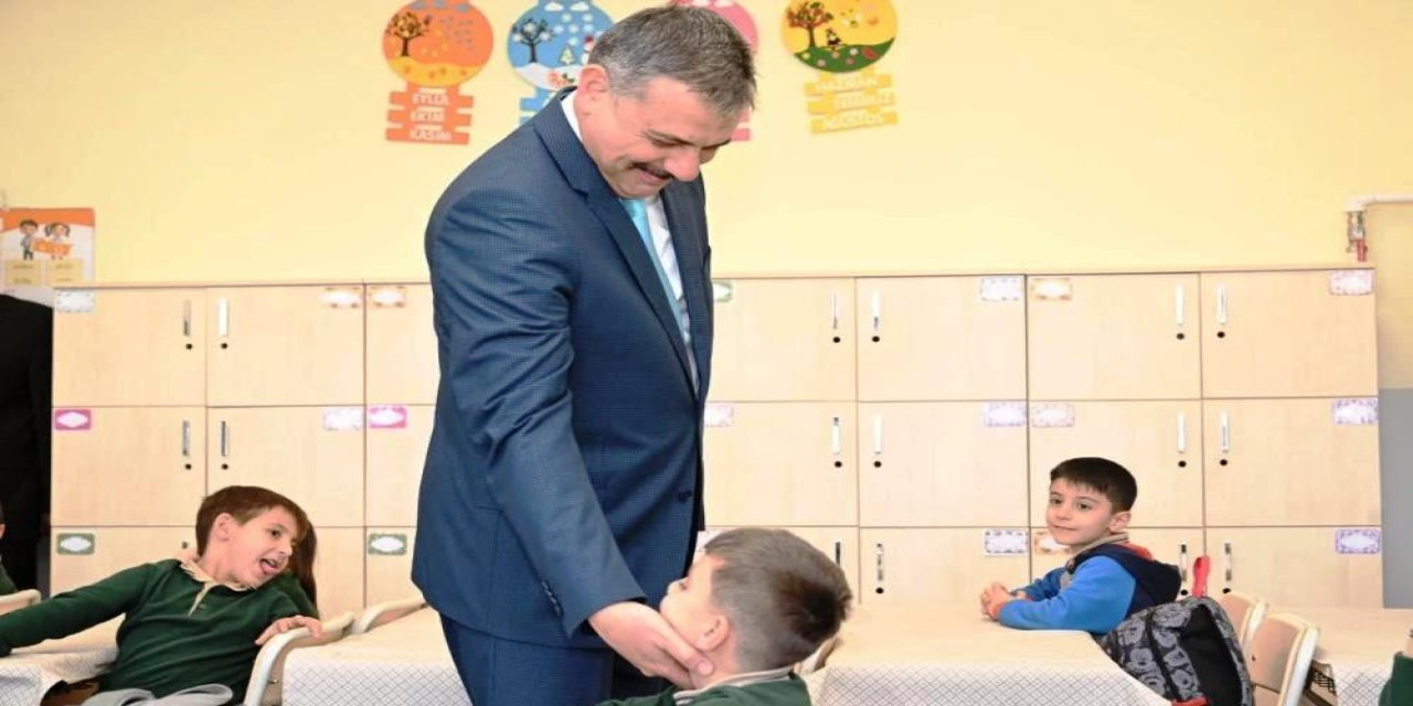 Vali Çiftçi öğrenci ve öğretmenlerle buluştu