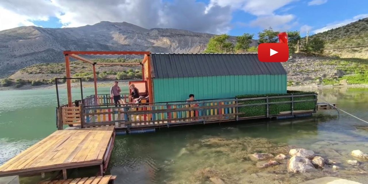 Tortum Gölü üzerinde yüzen ev ilgi odağı oldu