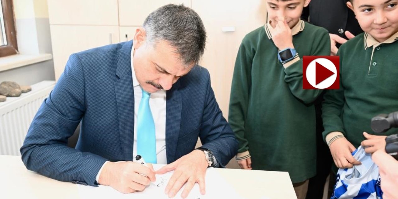 Öğrencilerden Vali Çiftçi'ye forma imzalatma sürprizi