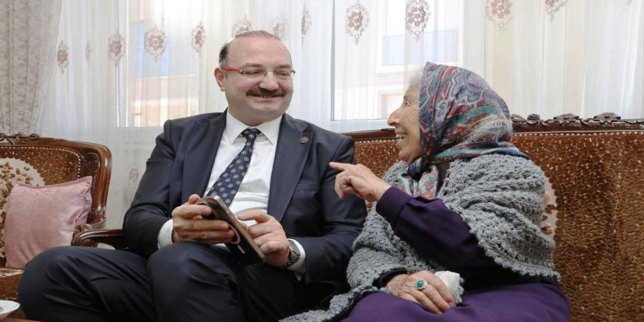 Rektör Hacımüftüoğlu’ndan anlamlı öğretmenler günü ziyareti