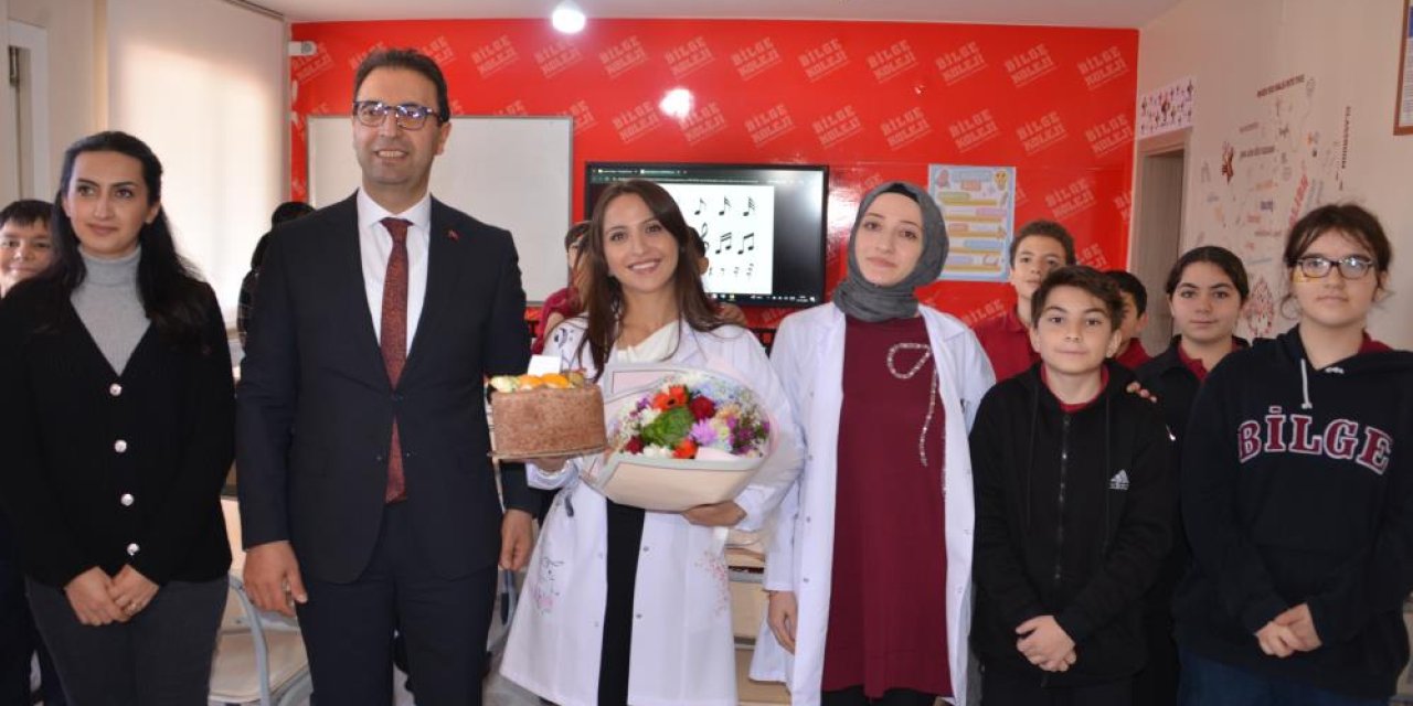 Genç öğretmene anlamlı tören