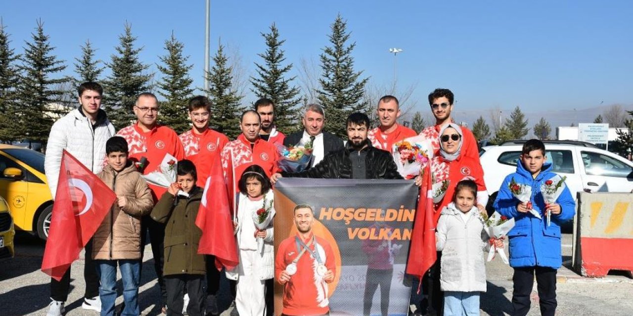 Olimpiyat fatihi çiçeklerle karşılandı