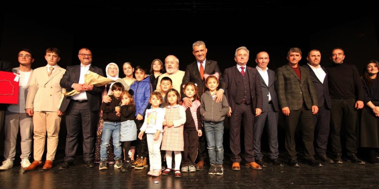 "Bir Gün Değil Bir Gül’dür Öğretmen" ayakta alkışlandı