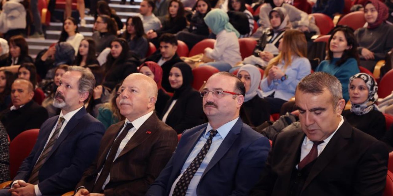 TEDXATATÜRKUNİVERSİTY "Perde" temasıyla katılımcılarla buluştu