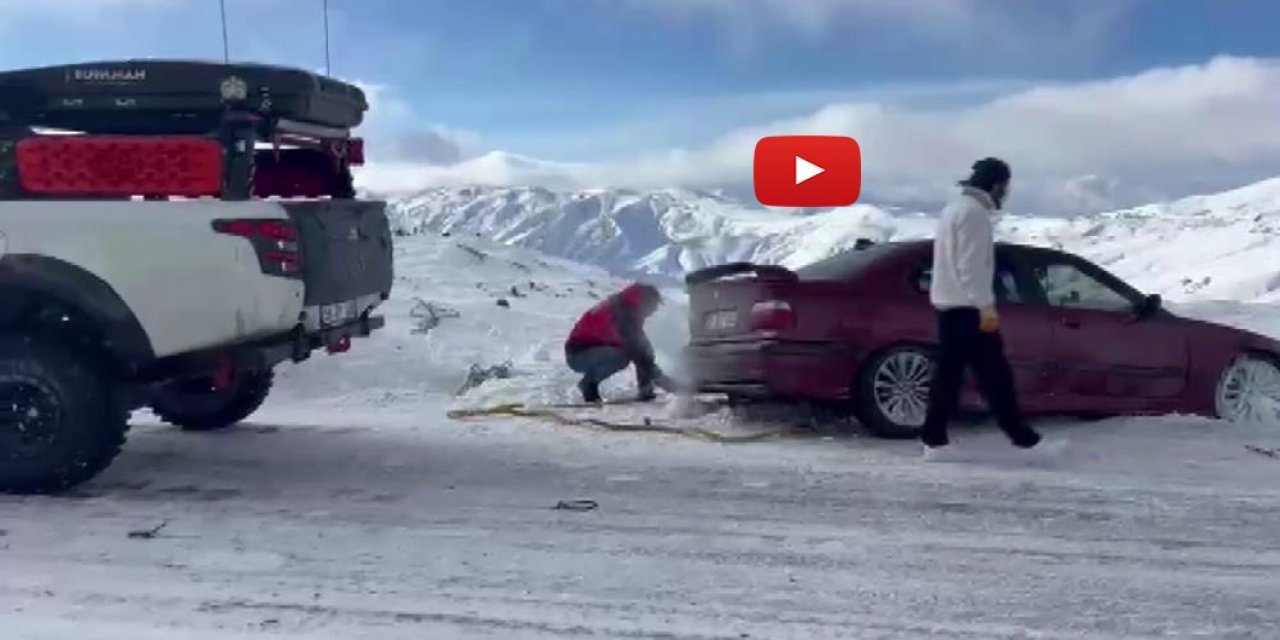 Karda mahsur kalan sürücünün yardımına yetişti