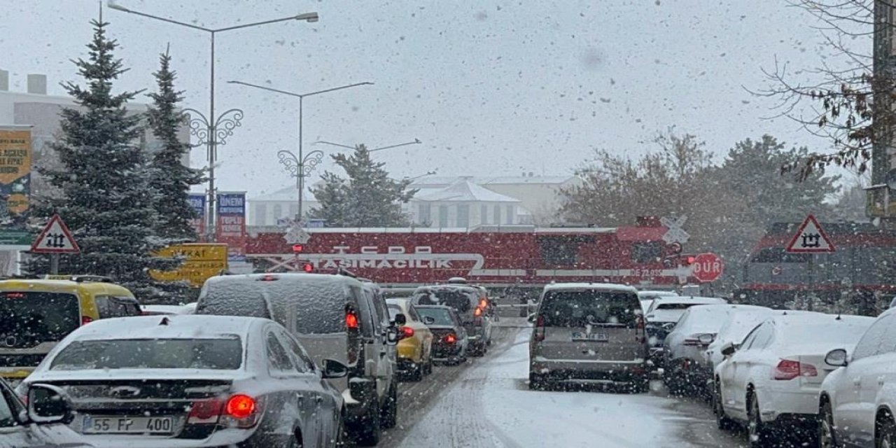 Erzurum’da ulaşıma kar engeli