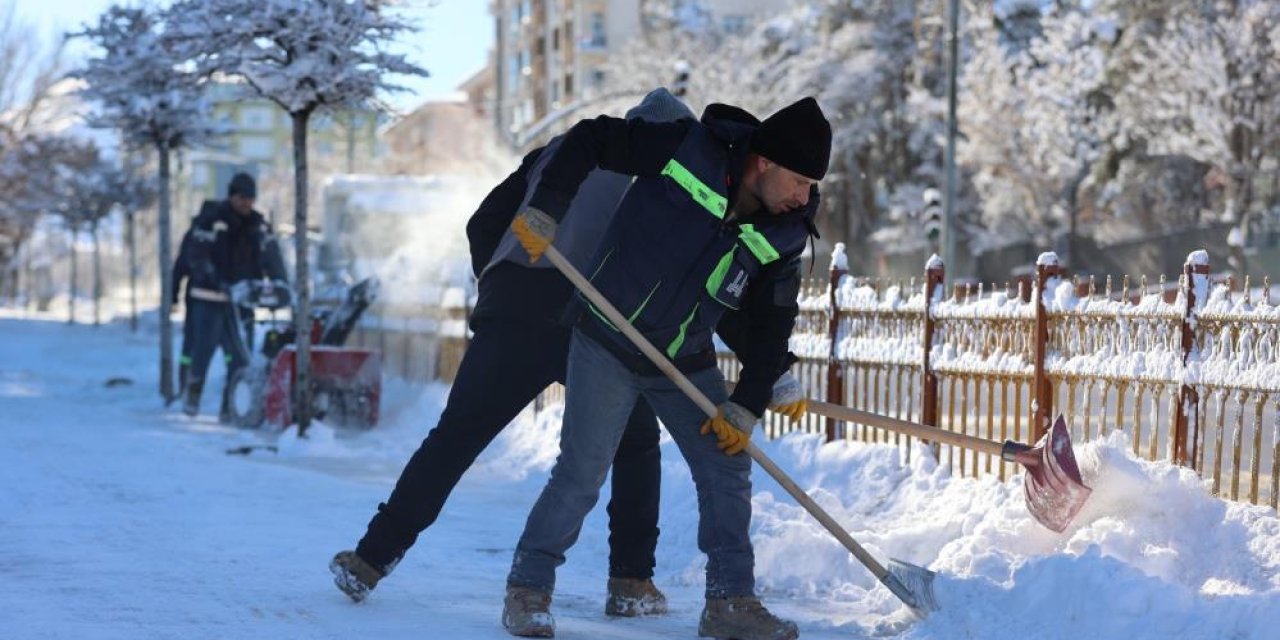 Büyükşehir'in kar timleri işbaşında
