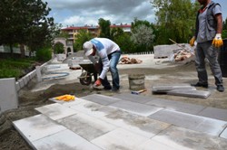 Palandöken Belediyesi Cami Bahçelerine El Attı