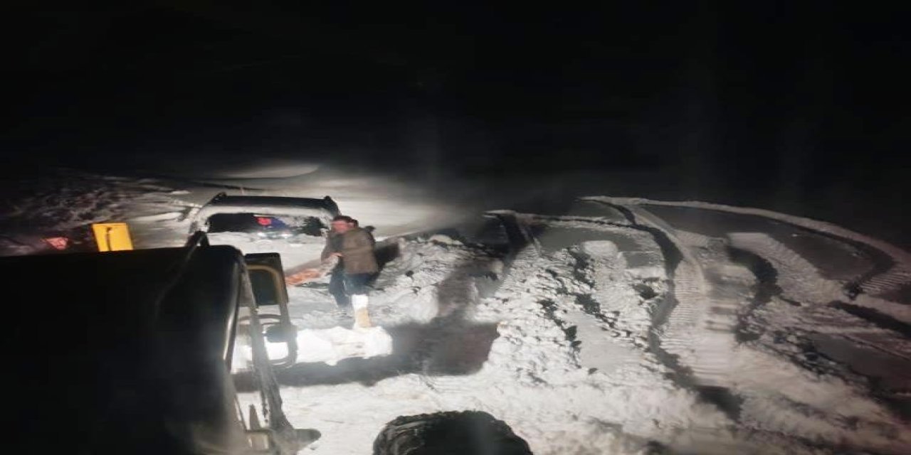 Tekman'da karda mahsur kalan araç belediye ekiplerince kurtarıldı