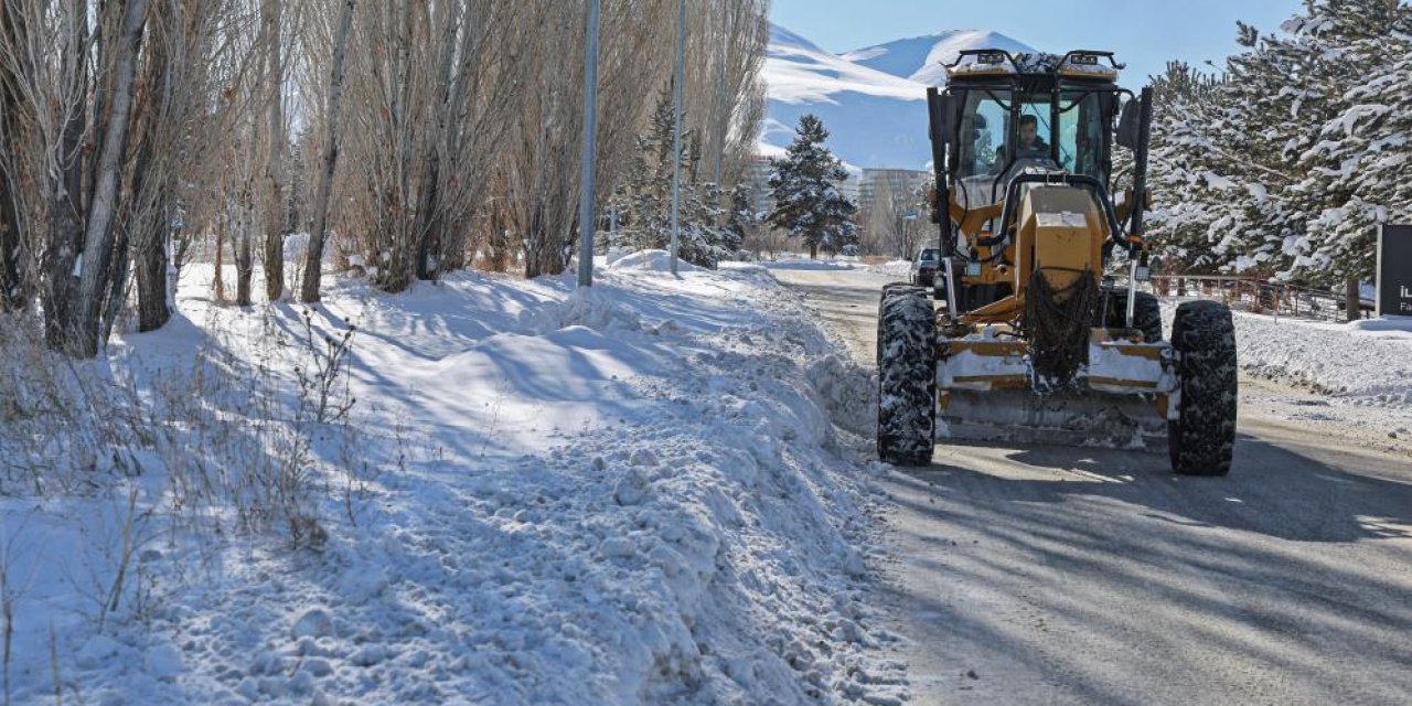 Atatürk Üniversitesi kampüsünde kar temizleme çalışmaları aralıksız sürüyor