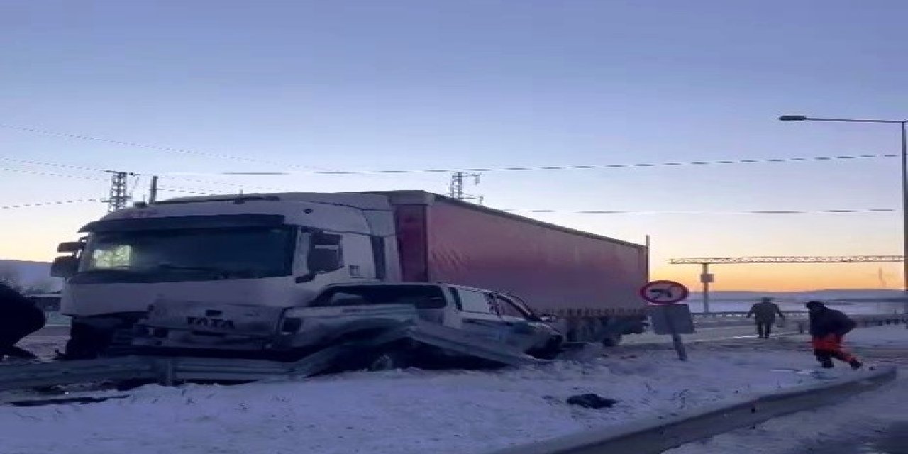 Erzurum’da yollardaki buzlanma trafik kazalarına neden oldu