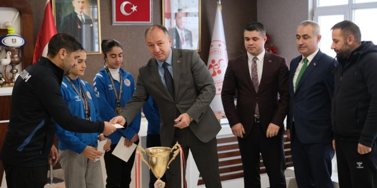 Çakmur şampiyon atletleri ödüllendirdi