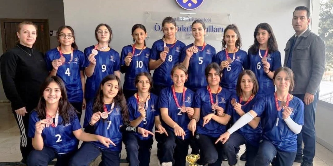 A.Ü Vakıf Okulları Küçük Kızlar Voleybol Takımı İl Üçüncüsü Oldu