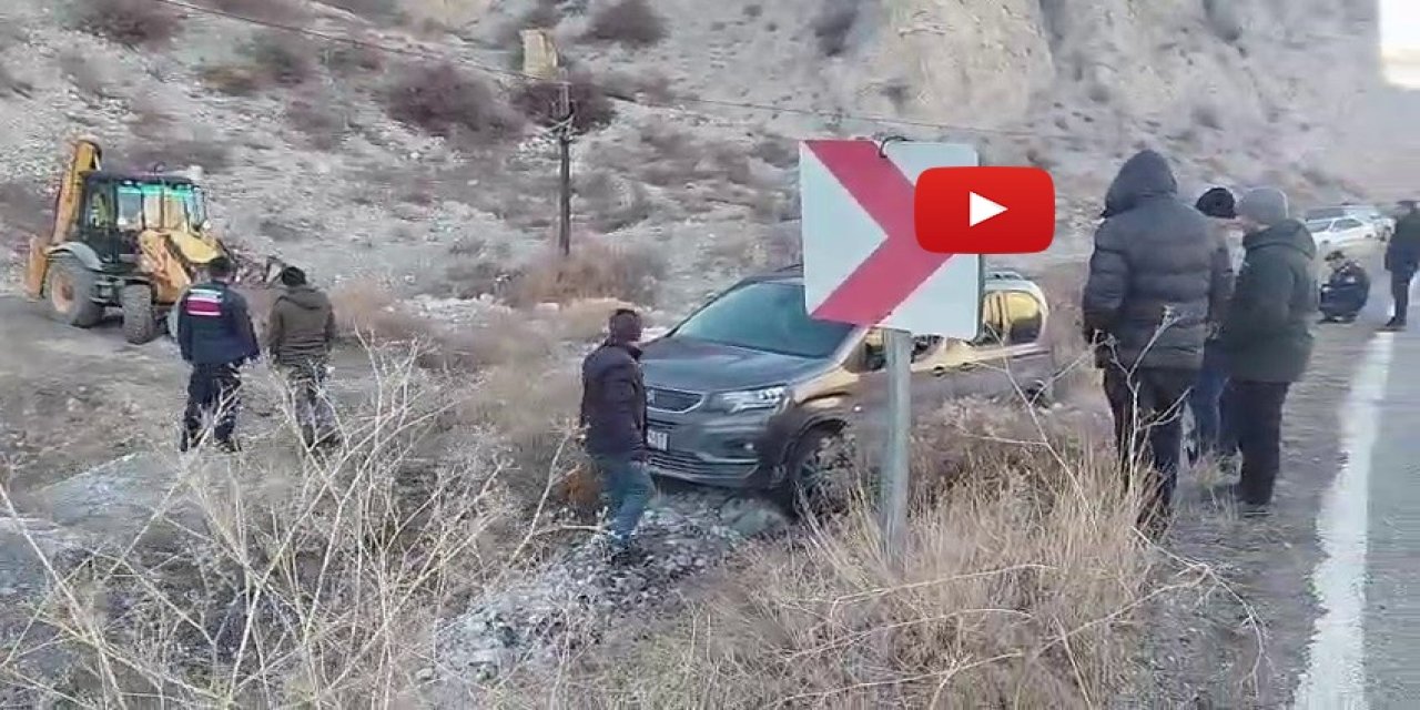 Buzlanan yolda kayan otomobil araziye uçtu
