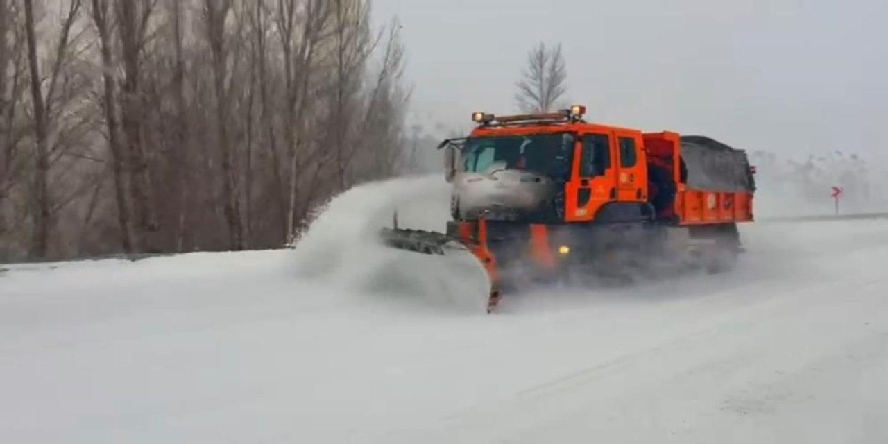 Kar durmadı, Karayolları ekipleri gece gündüz sahada