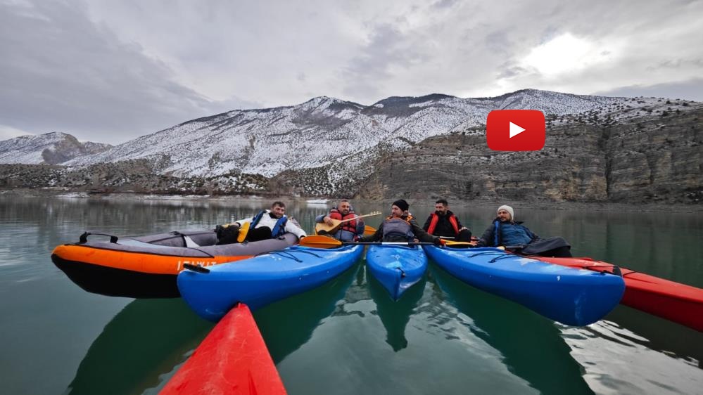 Tortum Gölü'nde kano üzerinde sazlı sözlü eğlence
